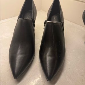 Vera Wang Black High Heel Pumps